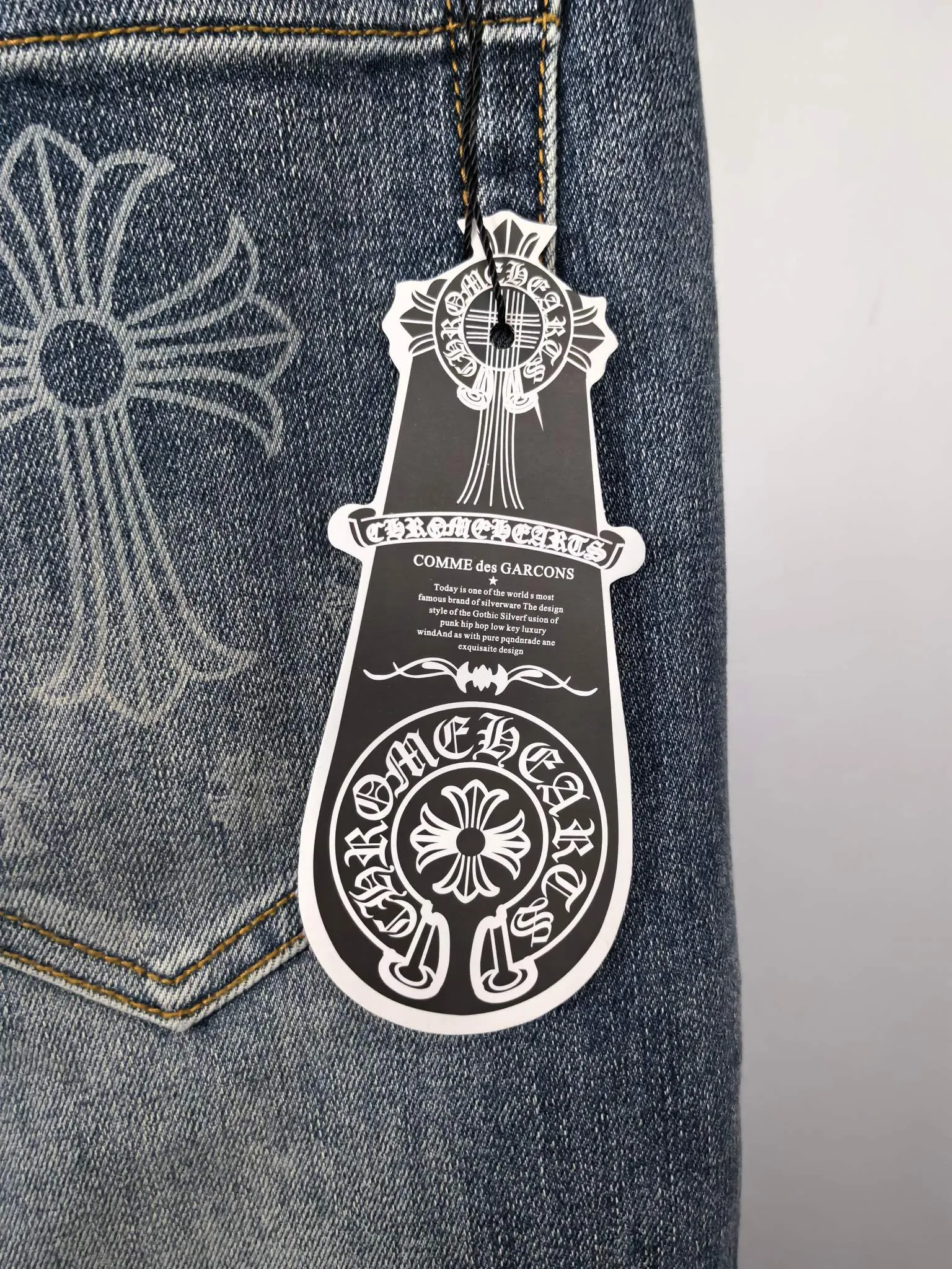 P400 Chrome Hearts men's denim jeans, official album and poster wear style!  High-grade imported denim raw-color fabrics are supplied to customers. We specially select pure 13oz denim fabrics from Okayama, Japan. They are washed with heavy-duty environmentally friendly plant enzymes. The texture has a light retro color and is quite beautiful, which is very suitable for the autumn and winter colors. After washing, the fabric is soft and delicate, but has a strong sense of bones and a slight stretch, which provides an excellent comfortable experience. There is no damage from any technical elements throughout the body, retaining the purest tannin color! The details throughout the body are perfect, exquisite and elegant. The latest leather label on the waist highlights the brand's characteristics. The hardware accessories, leather label and wiring all reflect the craftsmanship! The silhouette is perfectly tailored and has excellent butt lift and slimming effect. It can be easily matched with any top in the wardrobe. It has wide compatibility and is suitable for various daily wear. The upper body is full of shape. It is a must-have trousers for those who are obsessed with quality control and 1V! Size: 29-38 No 35 37